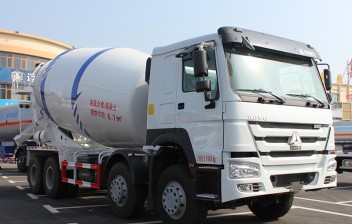 重汽豪沃18方水泥攪拌車(chē)