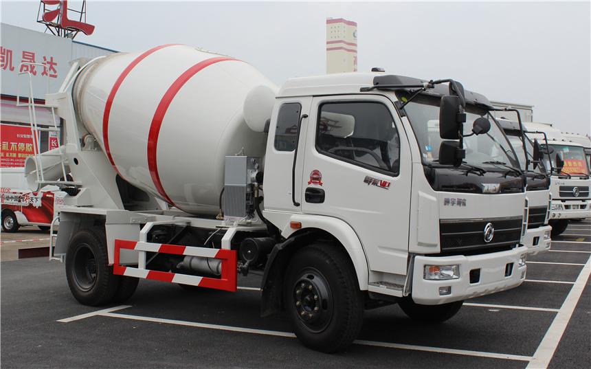 東風(fēng)3方混凝土攪拌車頭部右側(cè)展示圖
