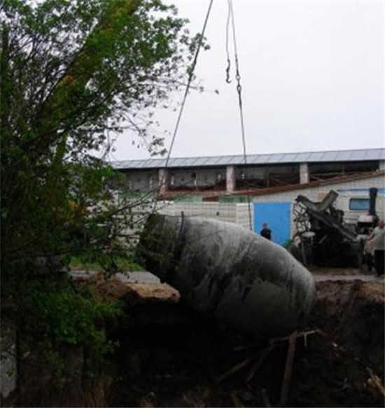滿載水泥攪拌車不小心掉進(jìn)巨坑里，最后還得司機(jī)還得掏錢維修！