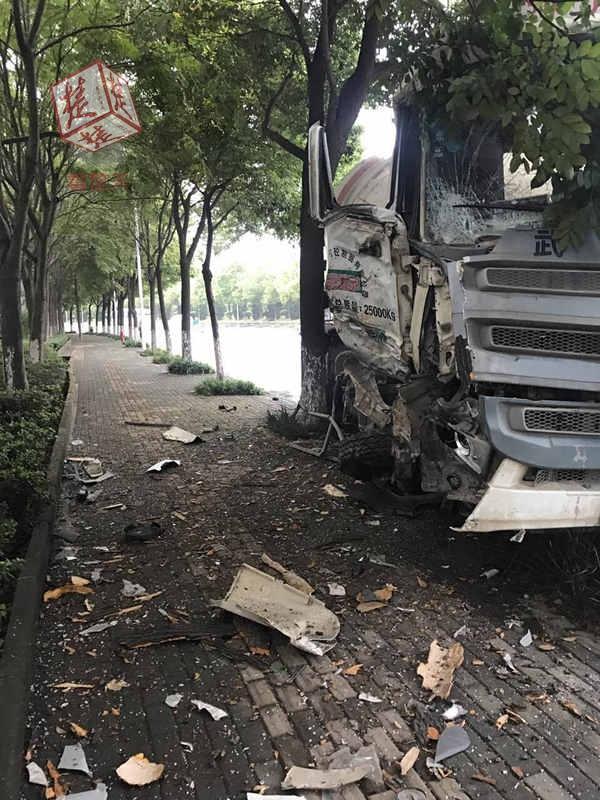 司機(jī)通宵工作開(kāi)車(chē)打瞌睡 攪拌車(chē)失控竄上人行道
