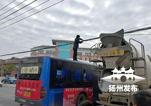 揚(yáng)州一高空線纜下垂刮倒行人 攪拌車駕駛員排險(xiǎn)